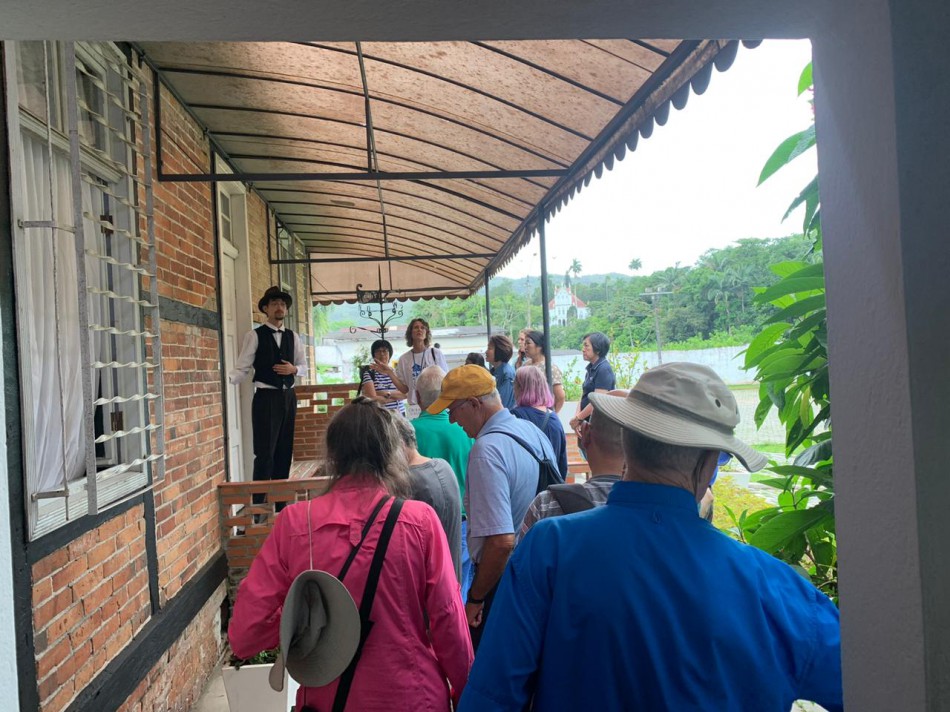 Turistas internacionais visitam Museu da Família Colonial
