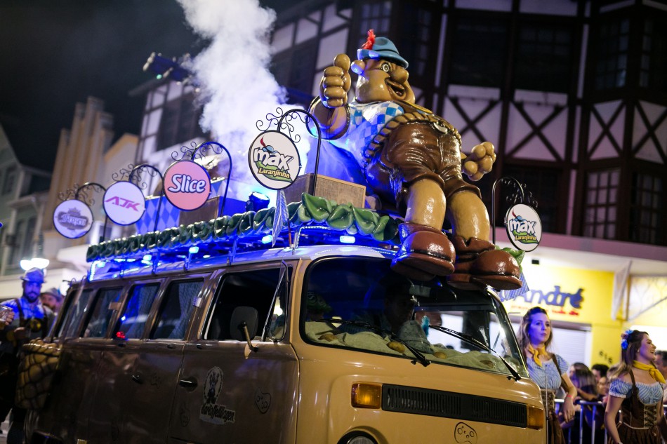 Parque Vila Germânica seleciona novo grupo do desfile da Oktoberfest