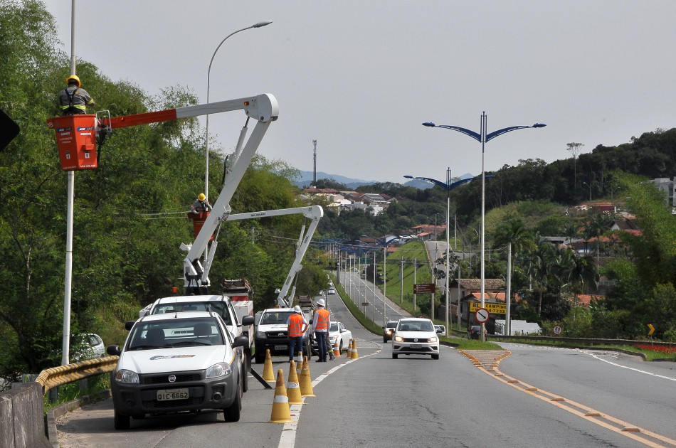 Prefeitura repõe iluminação pública em trecho da Via Expressa
