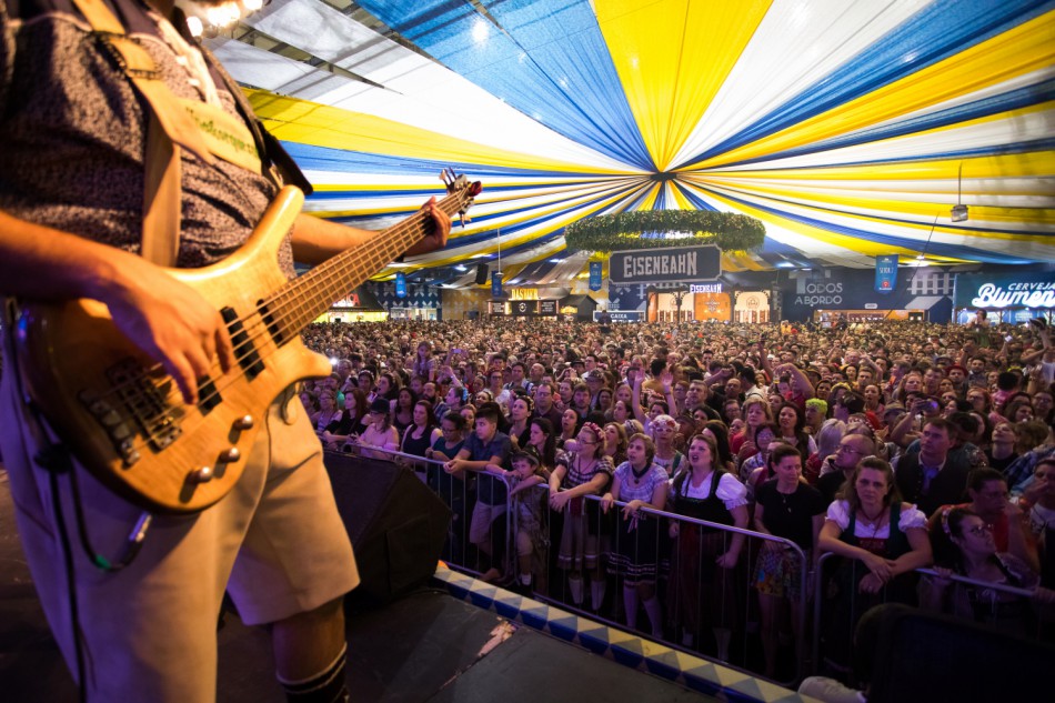 36ª Oktoberfest Blumenau celebra as tradições alemãs em estilo tipicamente brasileiro