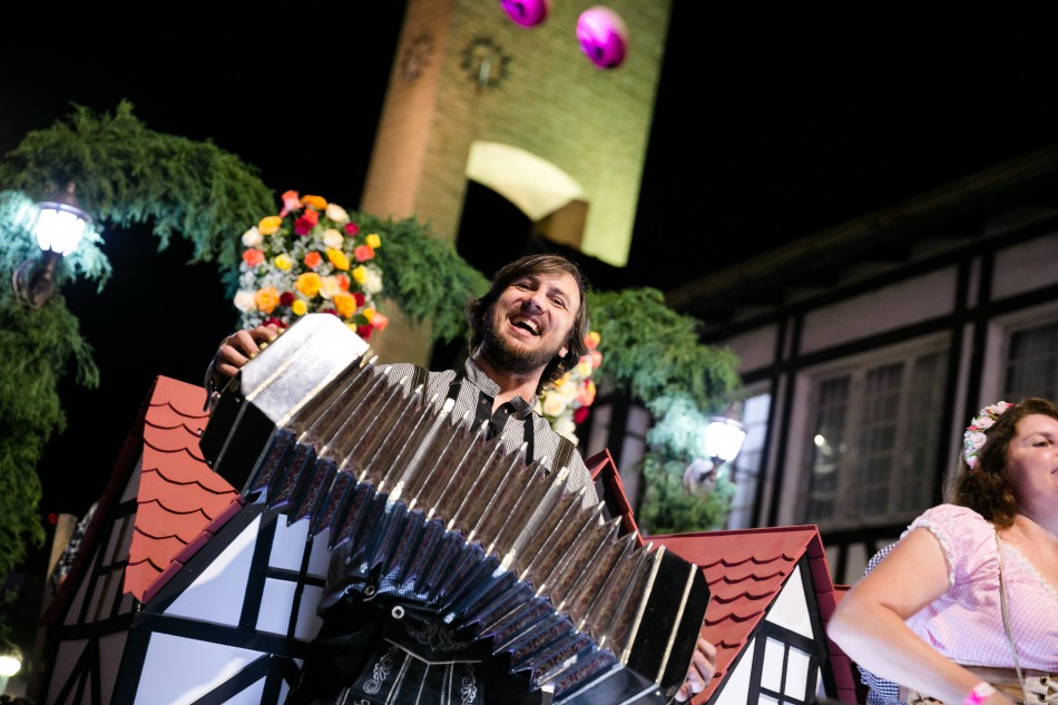 Segundo fim de semana da Oktoberfest Blumenau chega com muita música e alegria