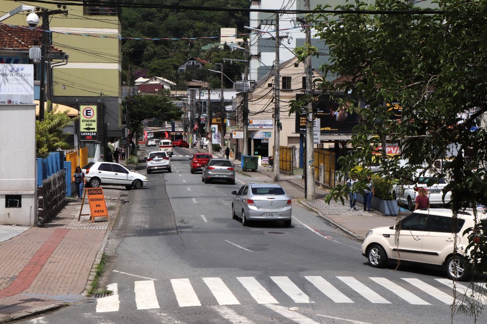 Rua Paulo Zimmermman recebe nova camada asfáltica neste sábado