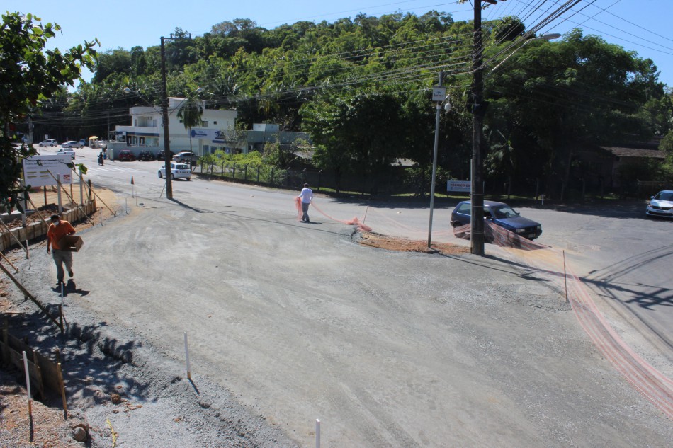 Rotatória na Itoupavazinha prossegue em andamento