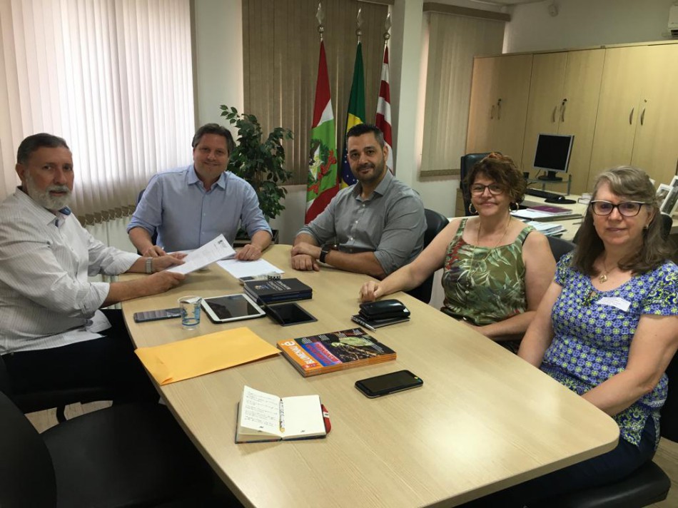 Semudes entrega propostas de lei para a Câmara de Vereadores