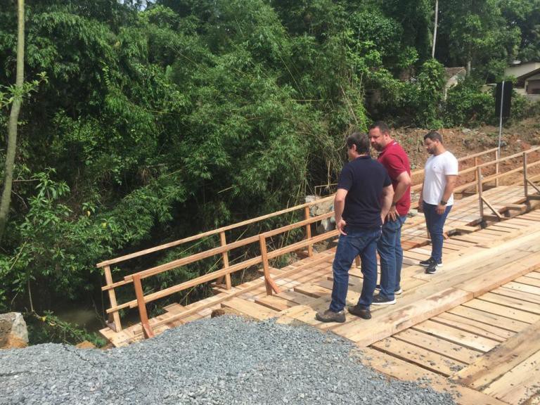 Prefeito em exercício Marcelo Lanzarin visita ponte interditada após forte chuva no bairro Salto do Norte