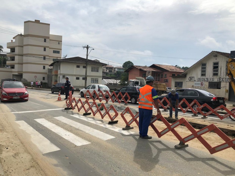 Trânsito na Rua dos Caçadores permanece  em sistema "siga pare", nesta quinta