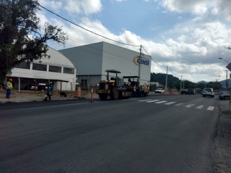Rua Bahia recebe camada asfáltica em mais um trecho
