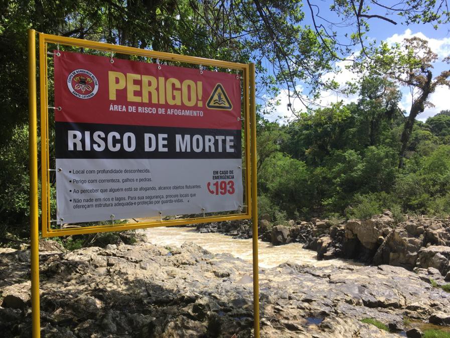 Pontos da cidade ganham placas de prevenção contra afogamentos