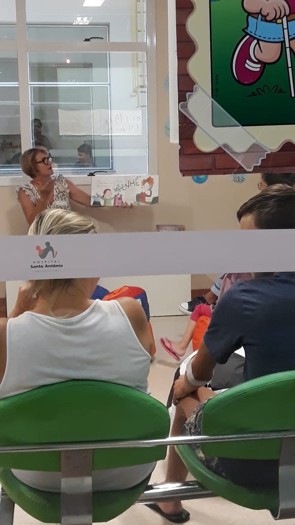 Crianças ouvem histórias enquanto cuidam da saúde