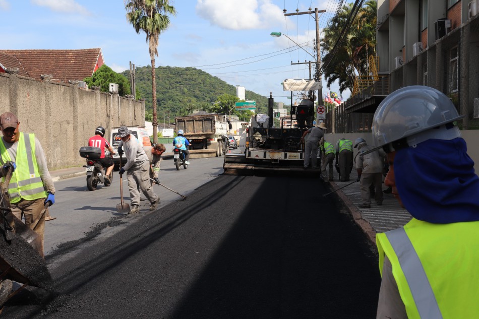 Prefeitura realiza recuperação asfáltica em corredores de serviço da cidade