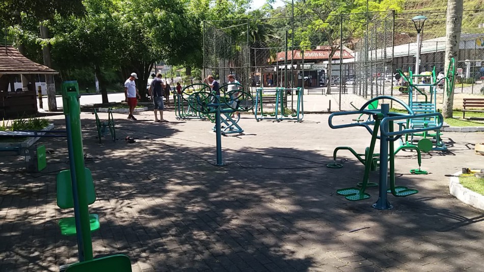 Aparelhos de ginásticas são recolocados na Praça Getúlio Vargas