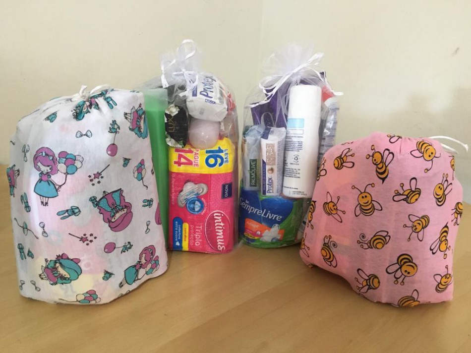 Mulheres da Casa Eliza recebem kits de higiene pessoal