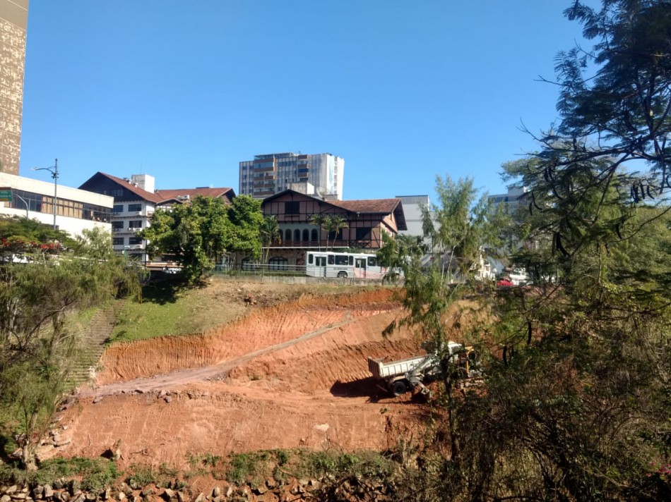 Ponte da Rua 15 de Novembro está em fase de terraplanagem