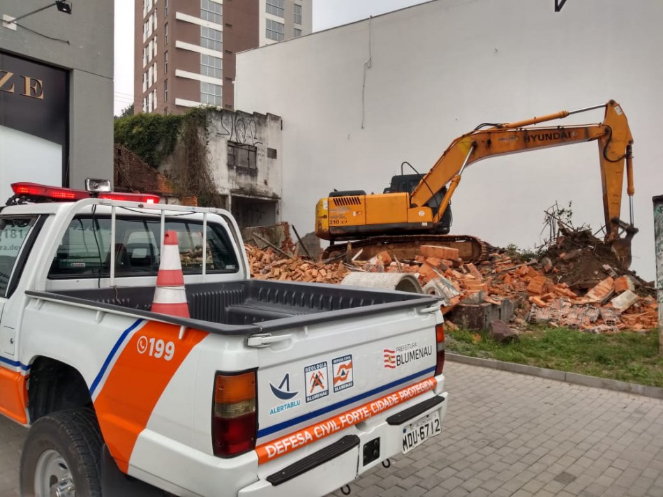 Defesa Civil acompanha demolição de edificação abandonada em Blumenau