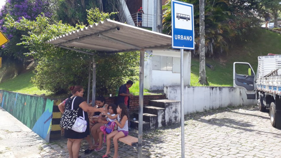 Ponto de ônibus é instalado em frente ao Ambulatório Geral do Garcia