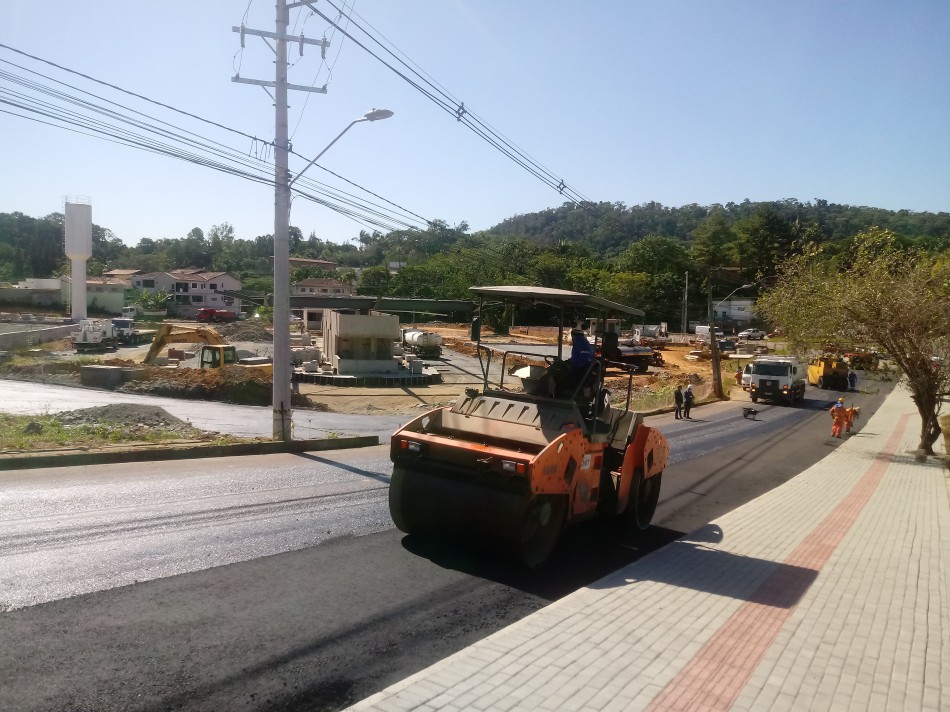 Prefeitura pavimenta entorno do Terminal Oeste