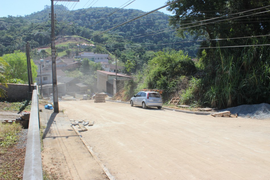 Duas vias na Itoupavazinha em obras pelo programa de mutirão 