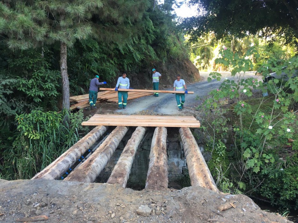 Reconstrução e manutenção de pontes são retomadas na Vila Itoupava