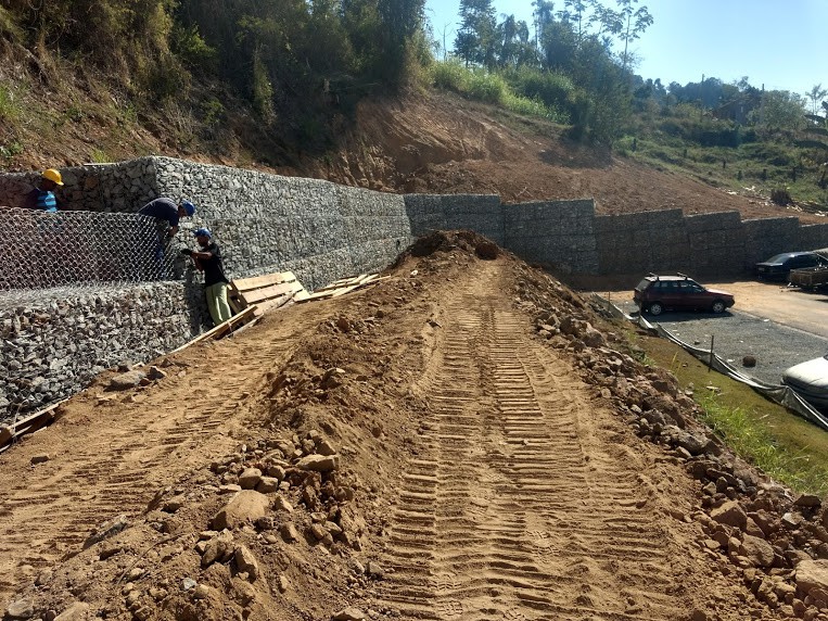 Prefeitura executa obra de contenção no bairro Passo Manso