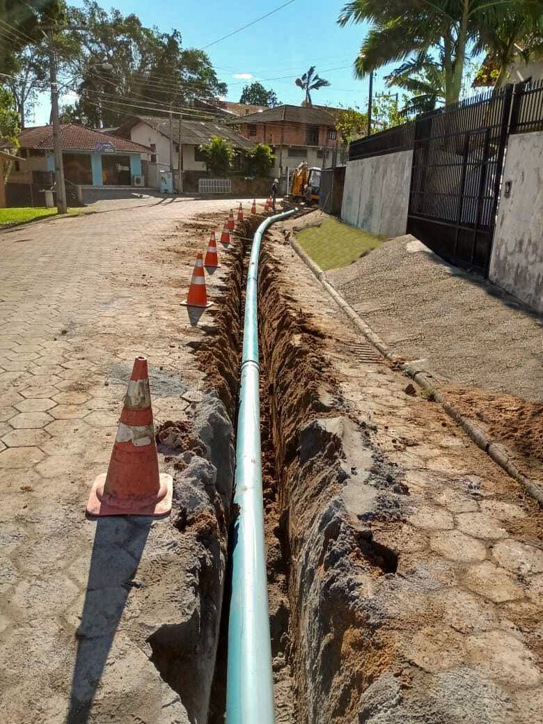 Obras de ampliação da rede de abastecimento estão concentradas na Rua Ucrânia 