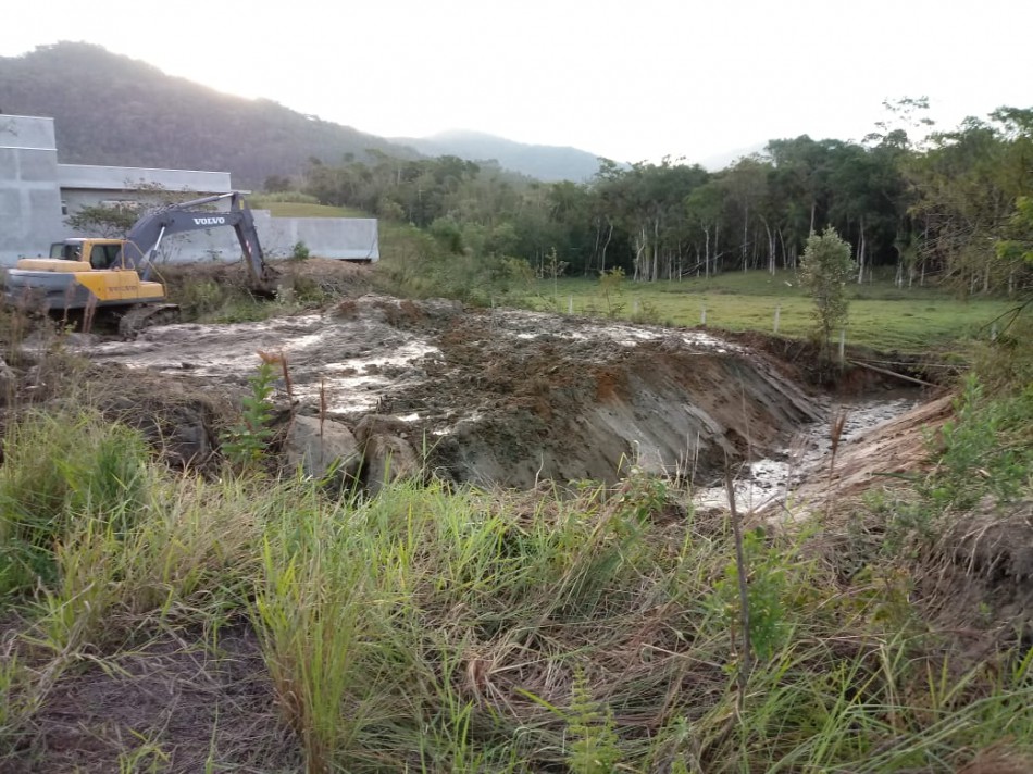 Município executa desassoreamento em córrego na Itoupava Central 