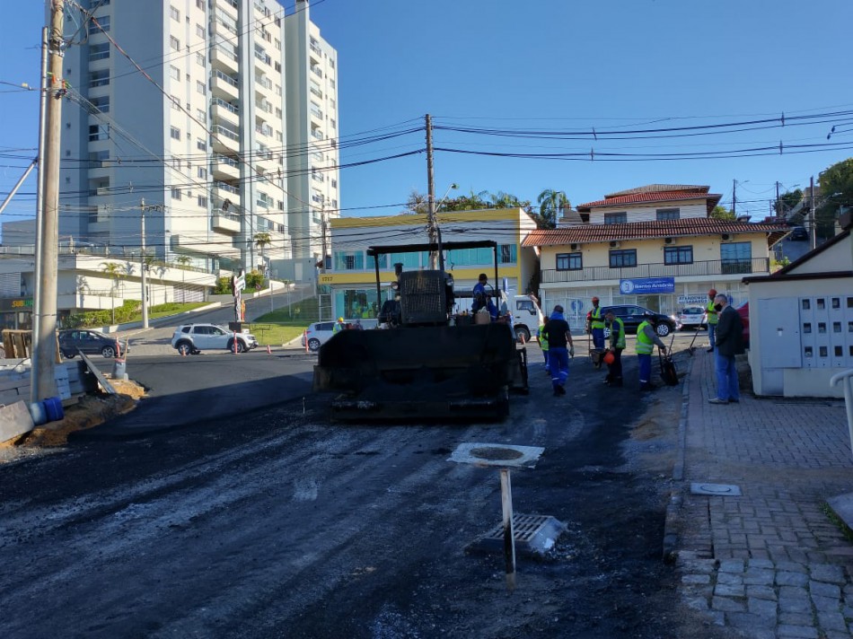 Secretaria de obras pavimenta Rua Paranapena, no bairro Água Verde
