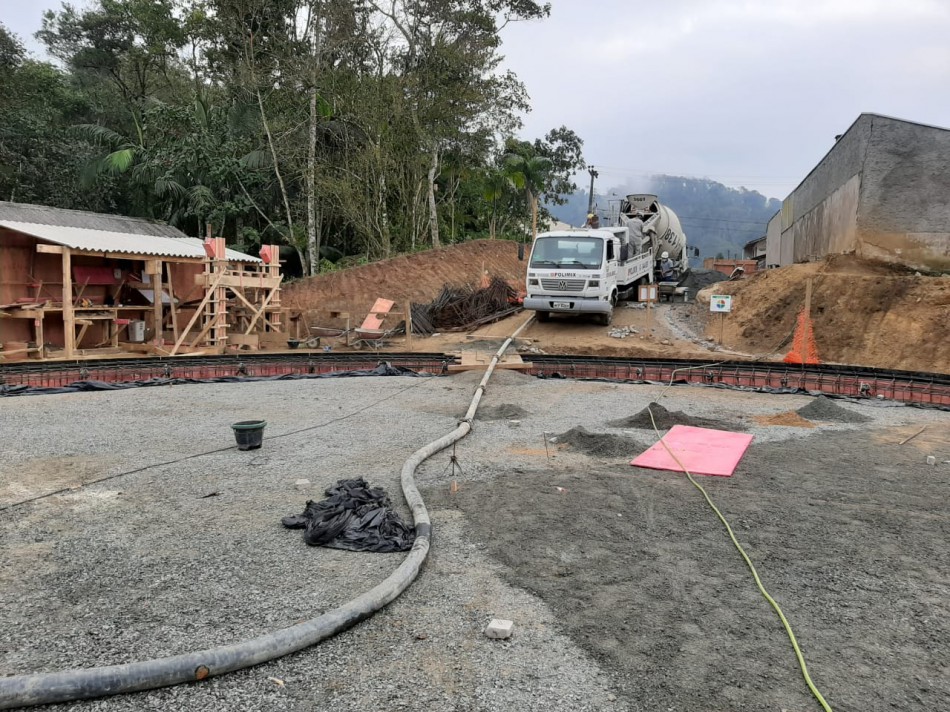 Samae inicia primeira concretagem da base para o novo reservatório na Itoupavazinha