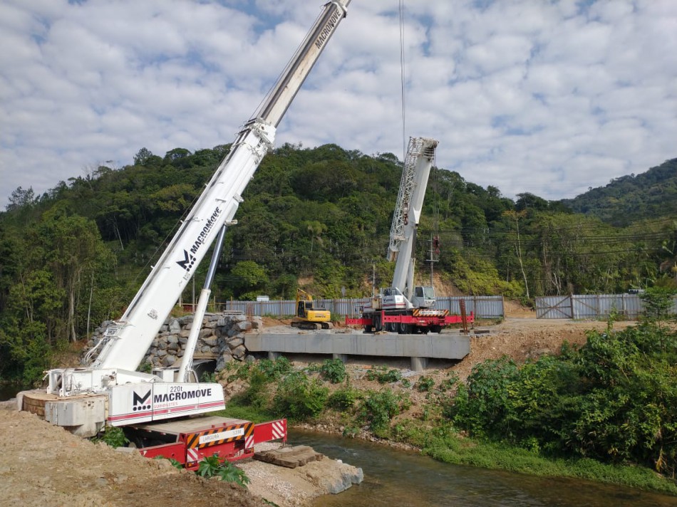 Começa operação de lançamento das vigas na Ponte da Rua Maria Cavilha