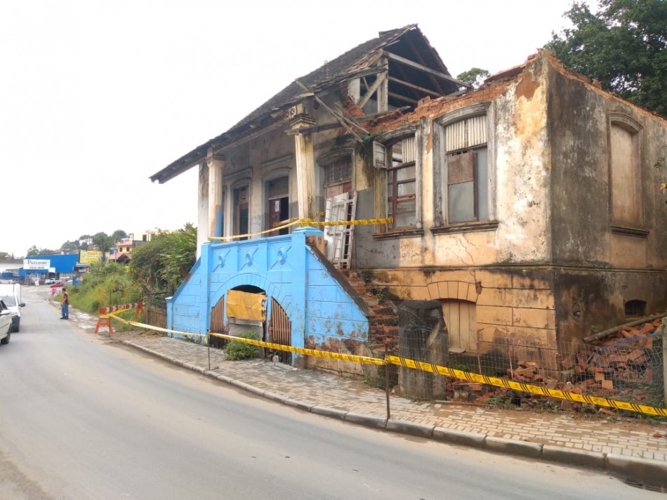 Família desocupa casarão em situação de risco em Blumenau