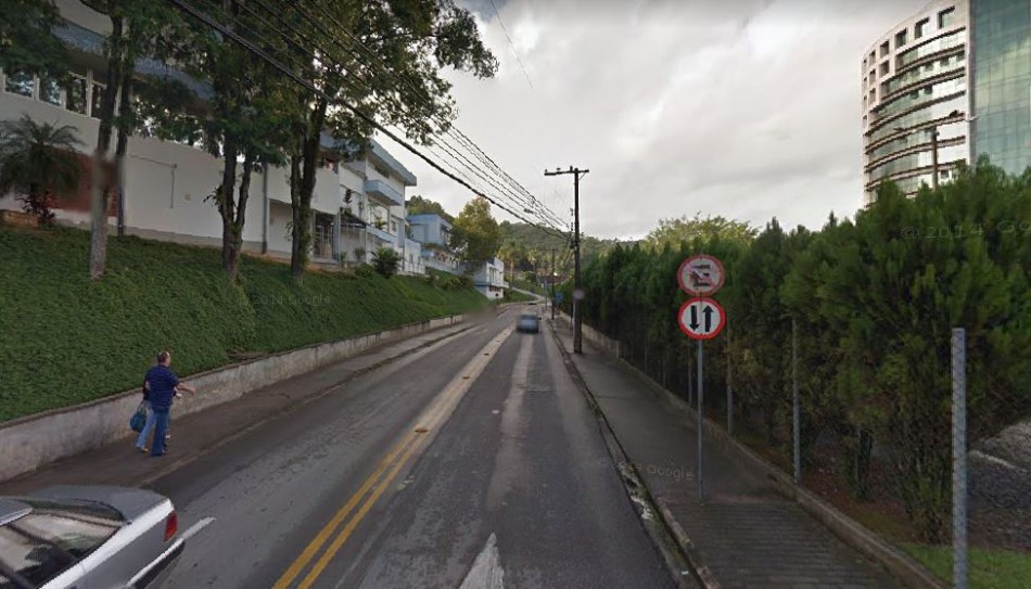 Operação com guindaste no sábado interrompe trânsito em trecho da Rua Araranguá