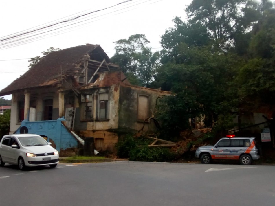 Defesa Civil determina desocupação, reforma ou demolição de casarão em Blumenau