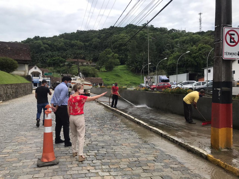 Vice-prefeita Maria Regina de Souza Soar acompanha os trabalhos de recuperação na Vila Itoupava