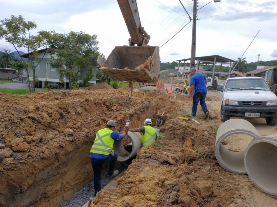 Obra na Rua Carlos Krueger recebe nova rede de drenagem