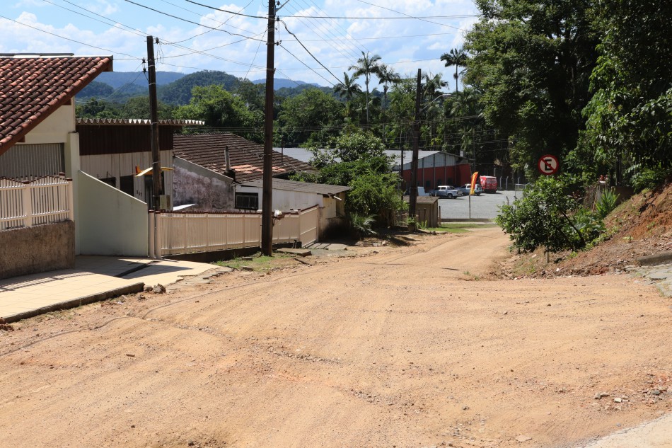Prefeito assina ordens de serviço para pavimentação de mais duas vias municipais