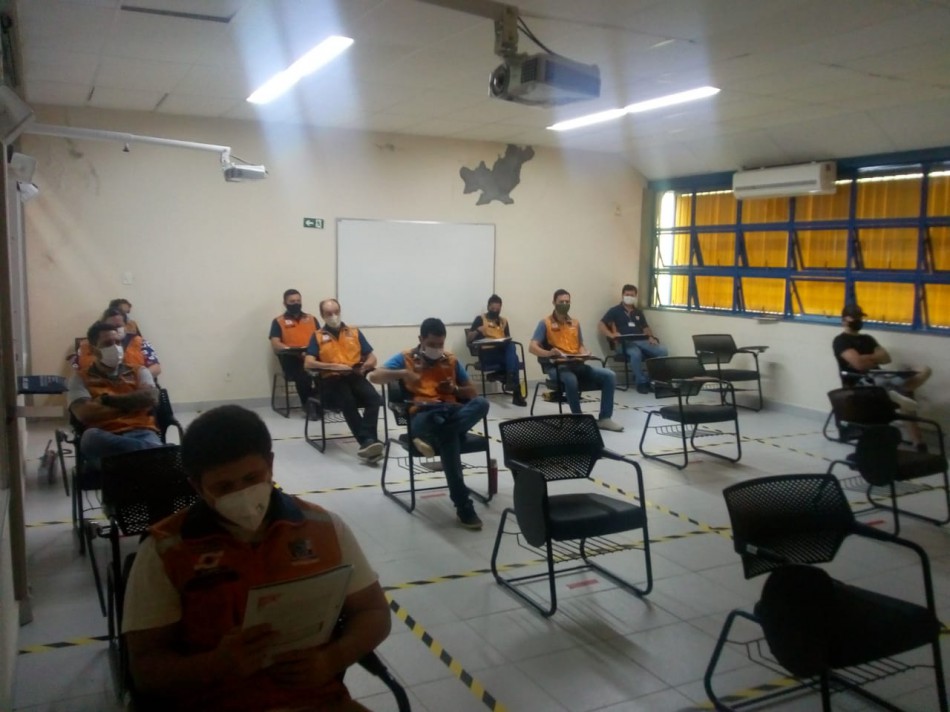 Equipe da Defesa Civil participa de curso para condutores de veículos de emergência