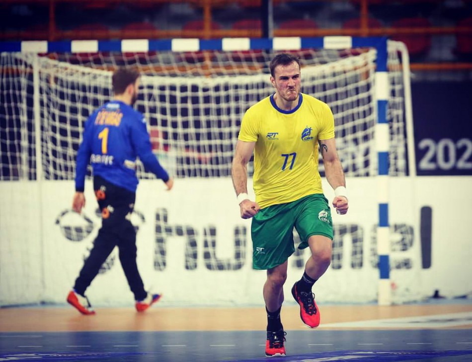 Atleta de Blumenau defende Seleção Brasileira de handebol que busca vaga na Olimpíada de Tóquio