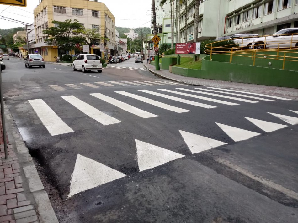 Prefeitura conclui mais dez travessias elevadas pela cidade