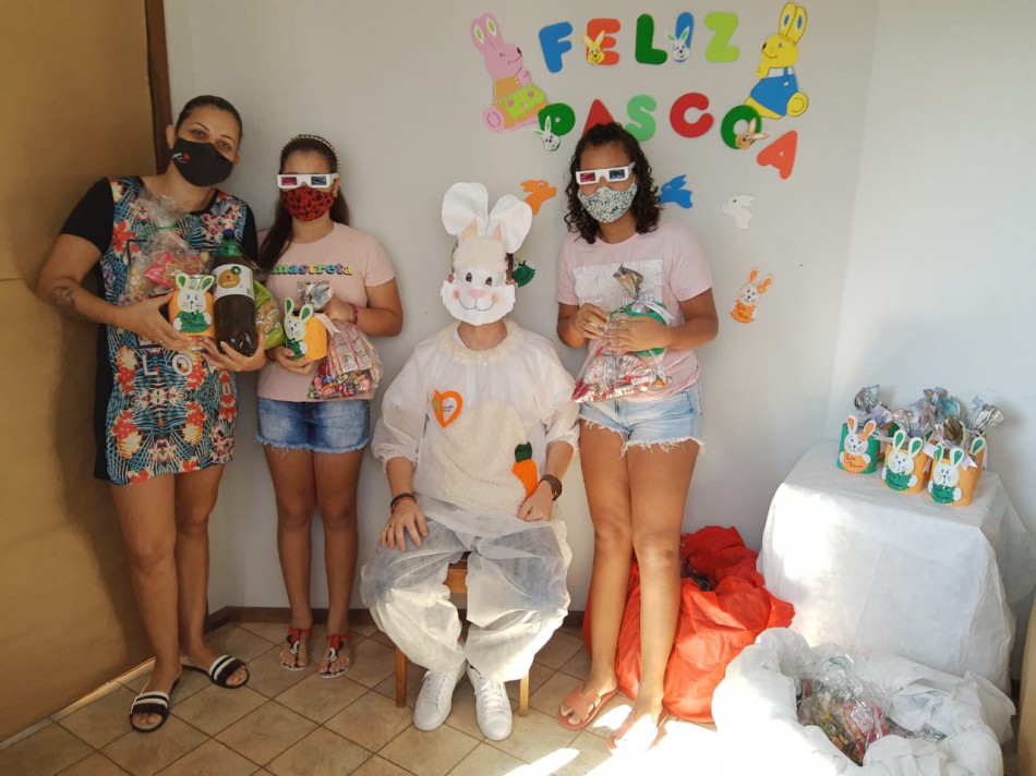 Cras Escola Agrícola distribui cestinhas de Páscoa para crianças