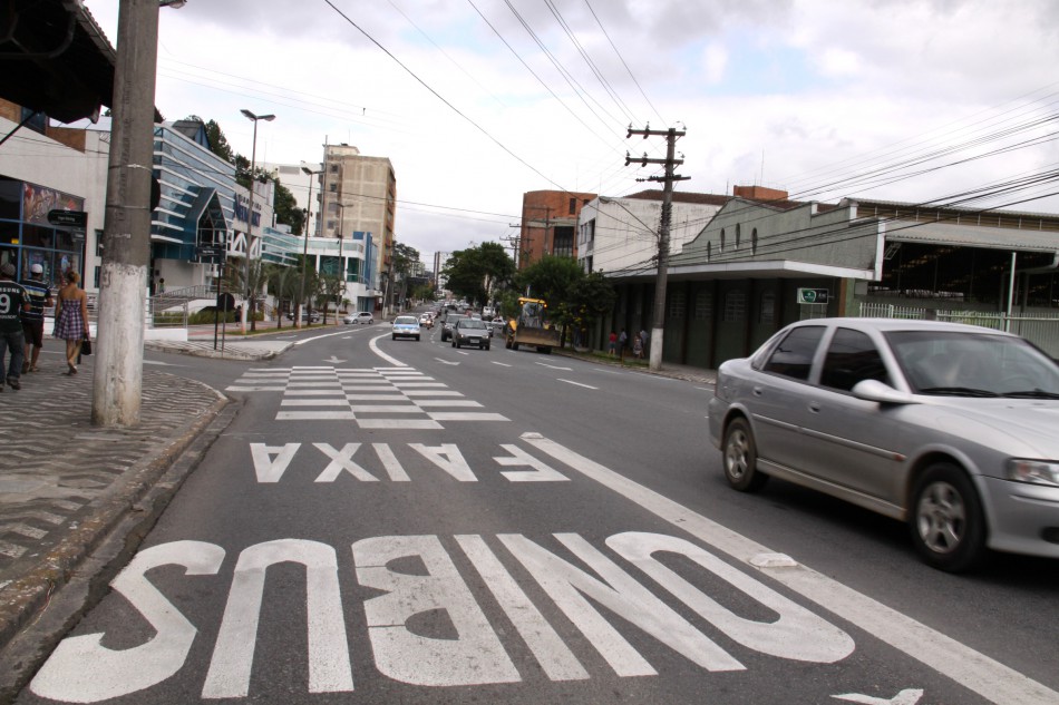 Sancionada lei que autoriza a circulação de veículos de transporte escolar nos corredores de ônibus em Blumenau