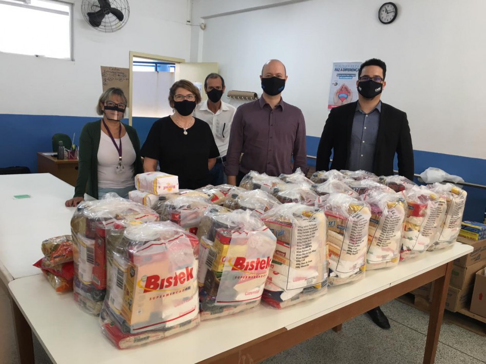 Prefeitura recebe alimentos doados por advogados de Blumenau