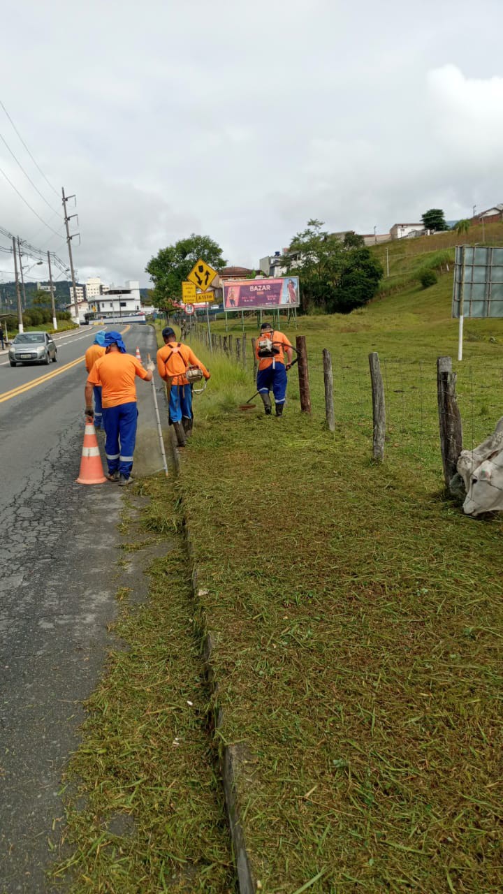 Prefeito assina nova Lei sobre a limpeza e roçada de passeios públicos.