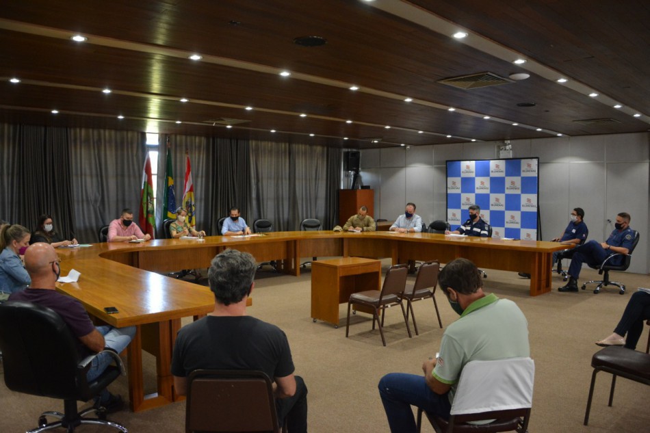 Forças de segurança reforçam fiscalização em estabelecimentos durante lockdown do Estado