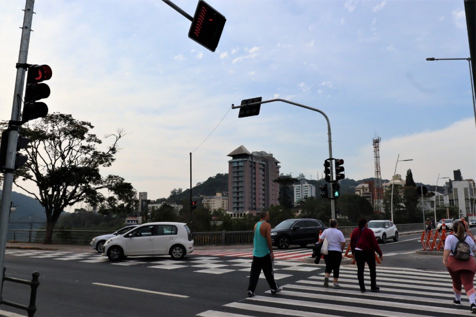 Município ativa semáforo entre a Ponte Adolfo Konder e Avenida Beira-Rio 
