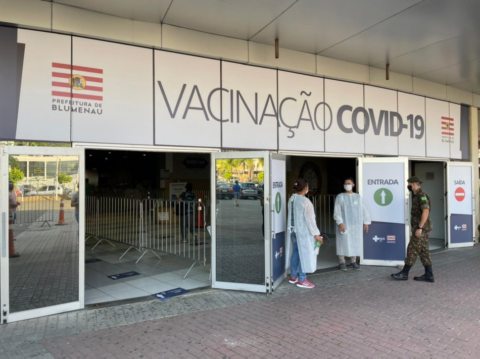 Prefeito de Blumenau, Mário Hildebrandt e vice-prefeita, Maria Regina Soar serão vacinados contra Covid-19 neste sábado, 26