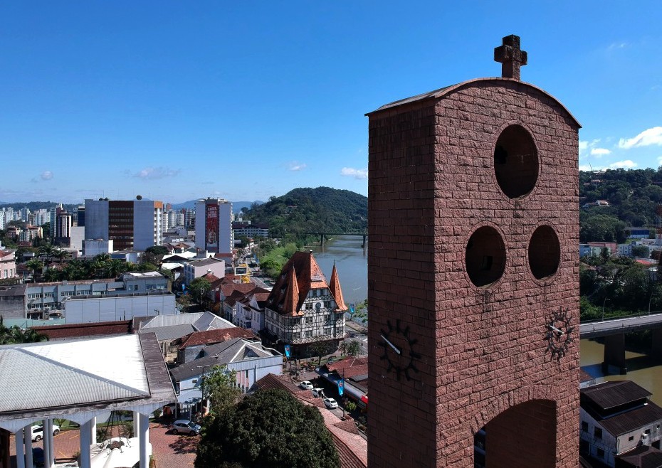 Blumenau amplia medidas restritivas visando reduzir contágio e demanda por internação hospitalar