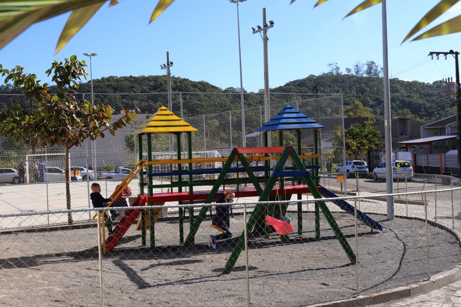 Prefeitura entrega praça à comunidade do bairro Fidélis 