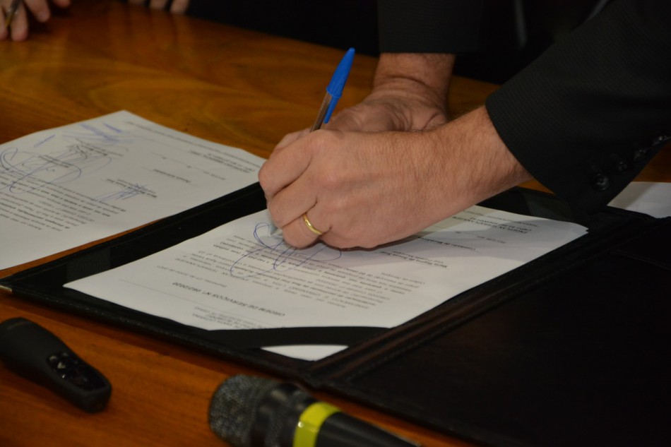 Prefeito assina ordens de serviço para obras de mobilidade em três regiões de Blumenau