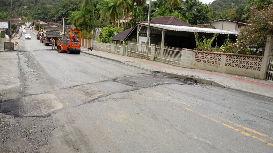 Seurb realiza manutenção na Rua Henrique Conrad