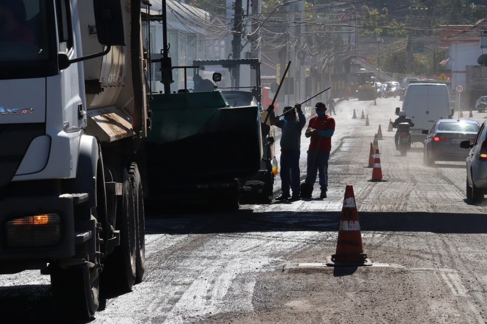 Revitalização da Rua Itajaí prossegue com serviços de fresagem e pavimentação 