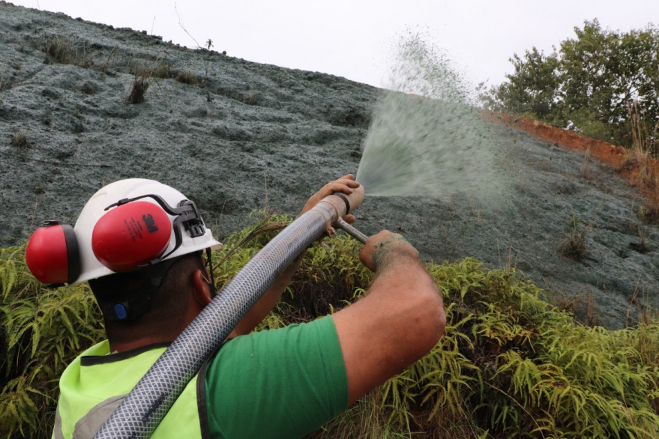 Plantio de hidrossemeadura reforça importância de medidas mitigadoras na proteção de taludes